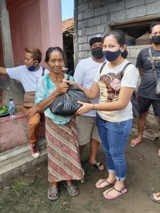 Desa Buruan, Br. Bangun Liman Gianyar Bali Berbagi Sembako ke Lansia