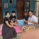 Berbagi Sembako Di Desa Pering Ke Para Lansia